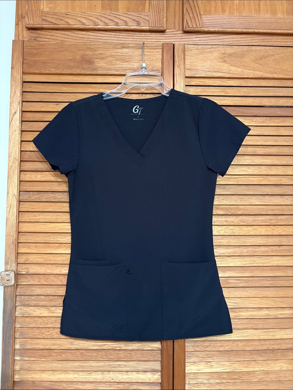 GT Women’s Black V-Neck Short Sleeve Scrub Top with Pockets